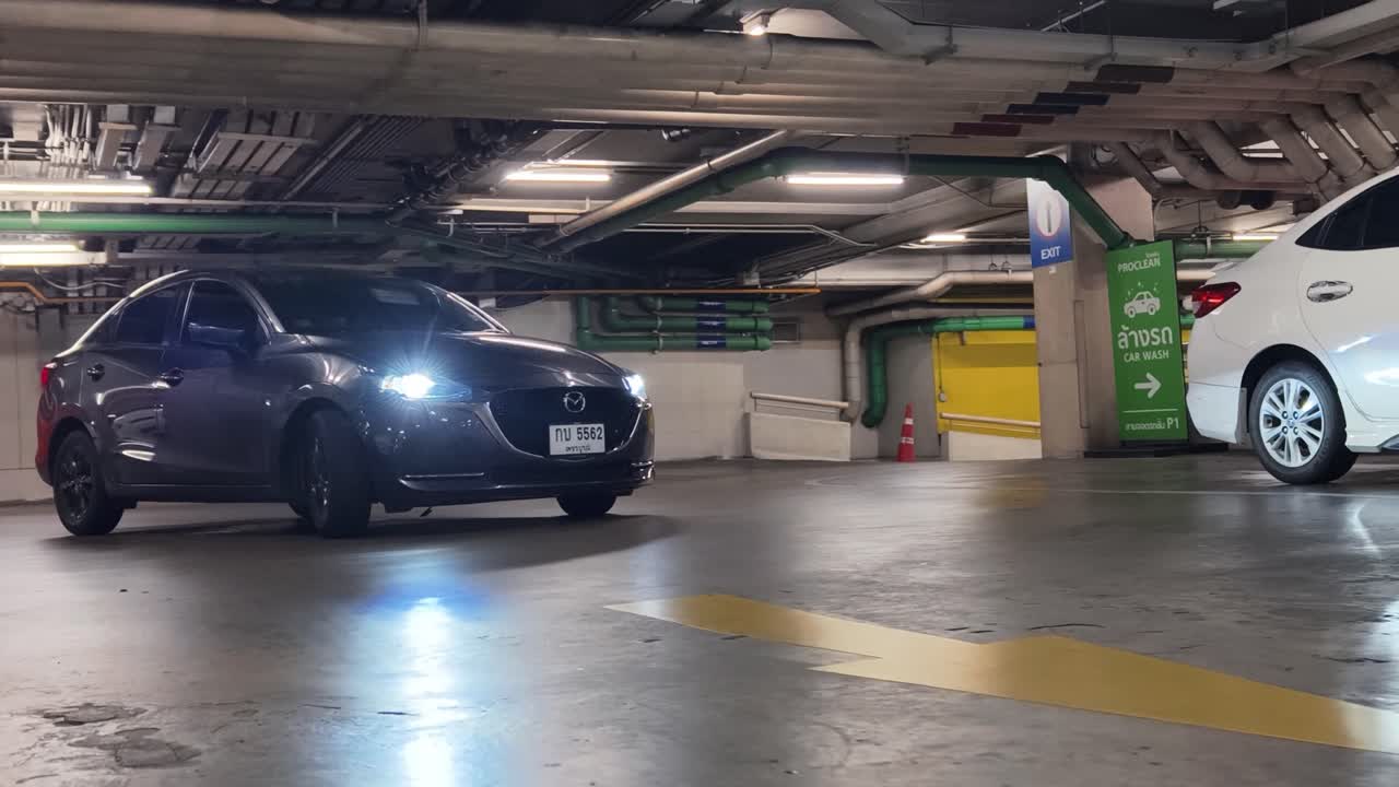 garaje de estacionamiento subterráneo con coche gris