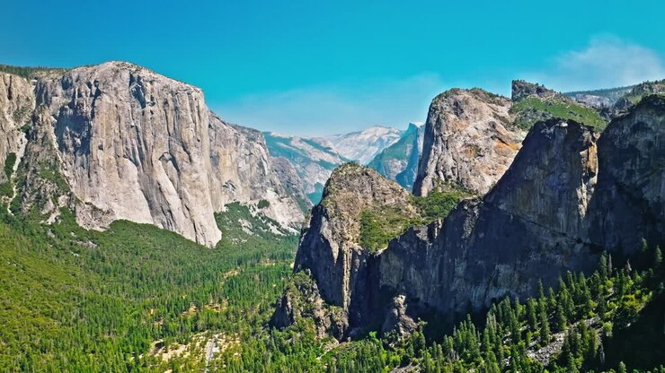 Com vista para o Vale de Yosemite em plano de fundo em um dia de verão ensolarado perfeito