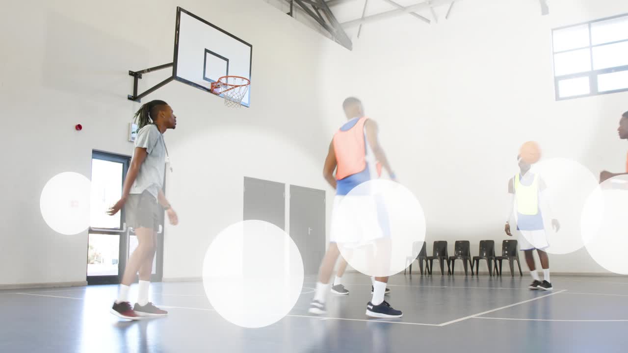 Passaggio del playmaker, giocatore in arancione che guida verso il canestro, allenatore che indica, traiettoria del tiro che mostra un tentativo di layup