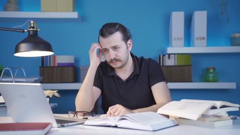 el hombre pesimista está deprimido y molesto.