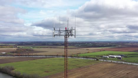 Torre-De-Radio-En-El-Campo-Rodeada-De-Ríos-Vuelo-Giratorio