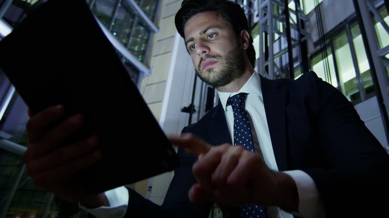 hombre ejecutivo de negocios de oriente medio tableta lobby del hotel