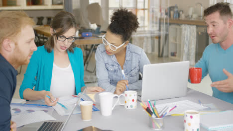 Mujeres-Y-Hombres-Trabajando-En-Equipo