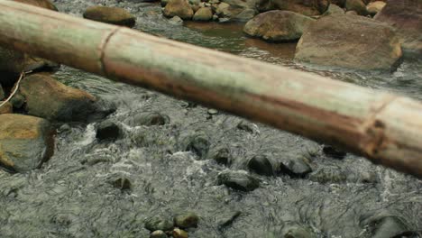 Una-Vista-Del-Río-Desde-Un-Puente-De-Madera