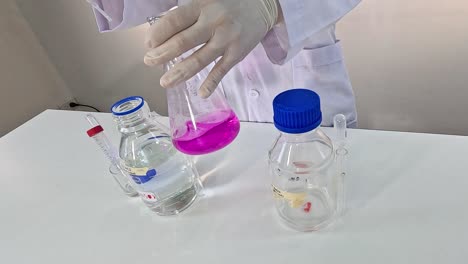 experimento químico: titulación de una solución rosada