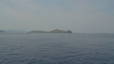 Isla-Remota-Y-Deshabitada-Ubicada-Dentro-Del-Parque-Nacional-De-Komodo,-Indonesia