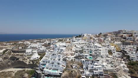 Drohnenaufnahme-Der-Stadt-Oia-Auf-Der-Griechischen-Insel-Santorini