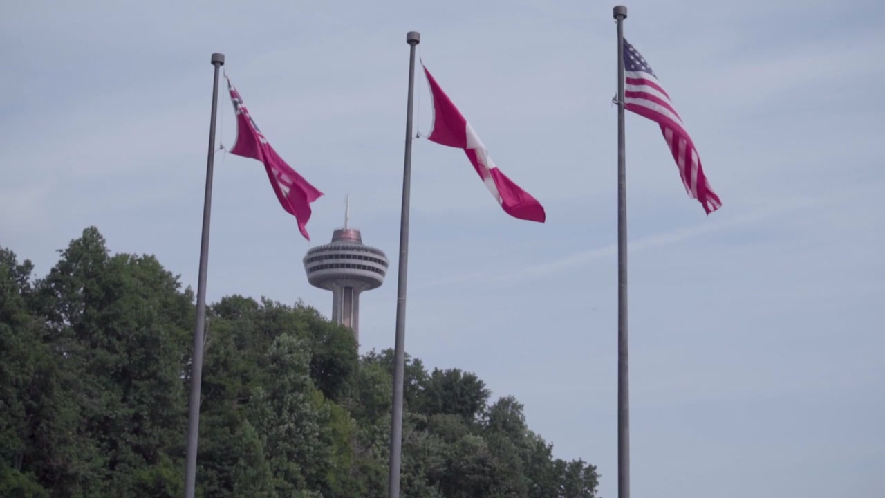 Queste sono alcune bandiere del Canada, degli Stati Uniti e di Toronto.