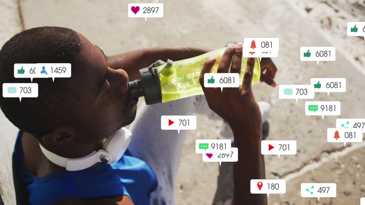 Animace více oznamovacích lišt, pohled shora na afroamerického sportovce pijícího vodu