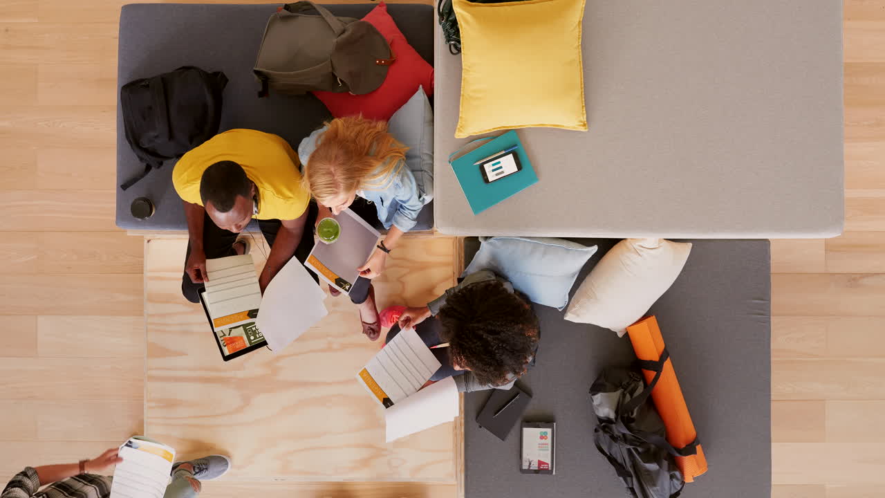 trabajo en equipo, taller creativo y vista desde arriba