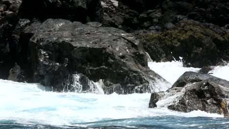 Enormes-Olas-Se-Hunden-En-La-Roca