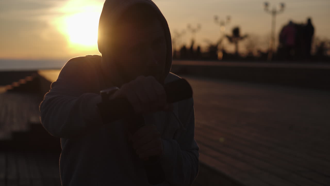 hombre actuando al atardecer en la playa