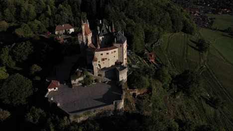 encantador castillo de cuento de hadas en europa