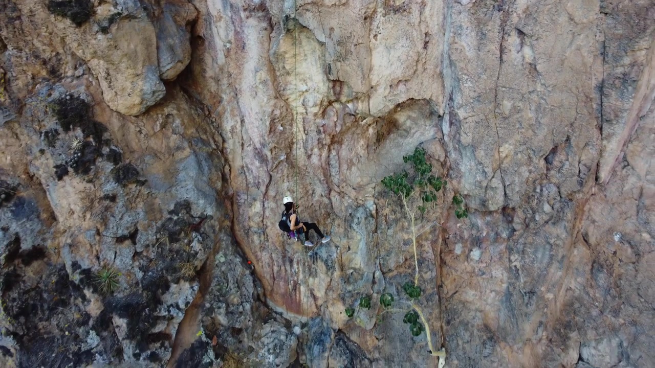 In this video we can appreciate how huge is San Andres fault in proportion with a climber. San Andreas Fault passe trough Jalisco Mexico. Epic Footage