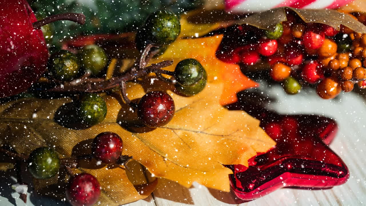 Neve che cade con decorazioni natalizie