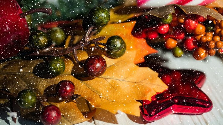 Neve che cade con decorazioni natalizie
