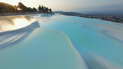 vista aérea de piscinas y terrazas de travertino natural en pamukkale