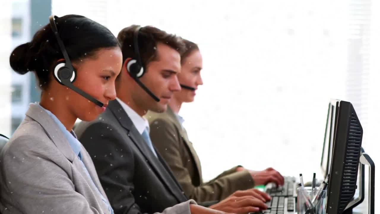 animación de partículas blancas sobre un equipo de diversos ejecutivos de atención al cliente que trabajan en la oficina