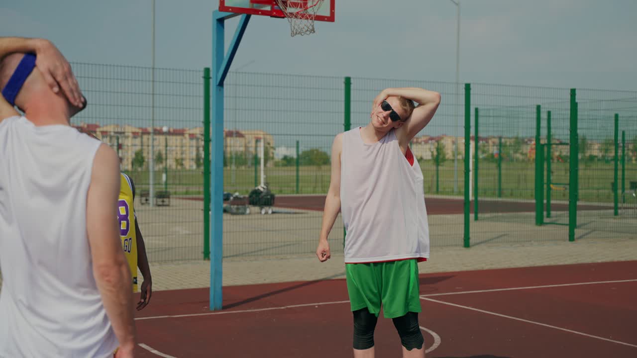 Uomini che fanno stretching su un campo da basket