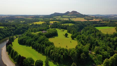 Vista-Aérea-Del-Río-Tweed-En-Las-Fronteras-Escocesas-Cerca-De-Melrose,-Escocia.