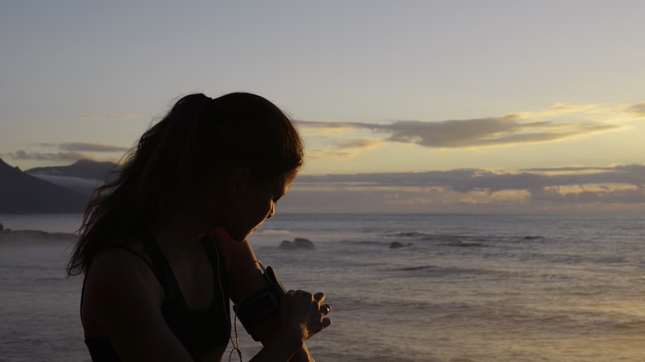 해변 도로 에서 달리는 혼합 인종 여자 달리기 선수