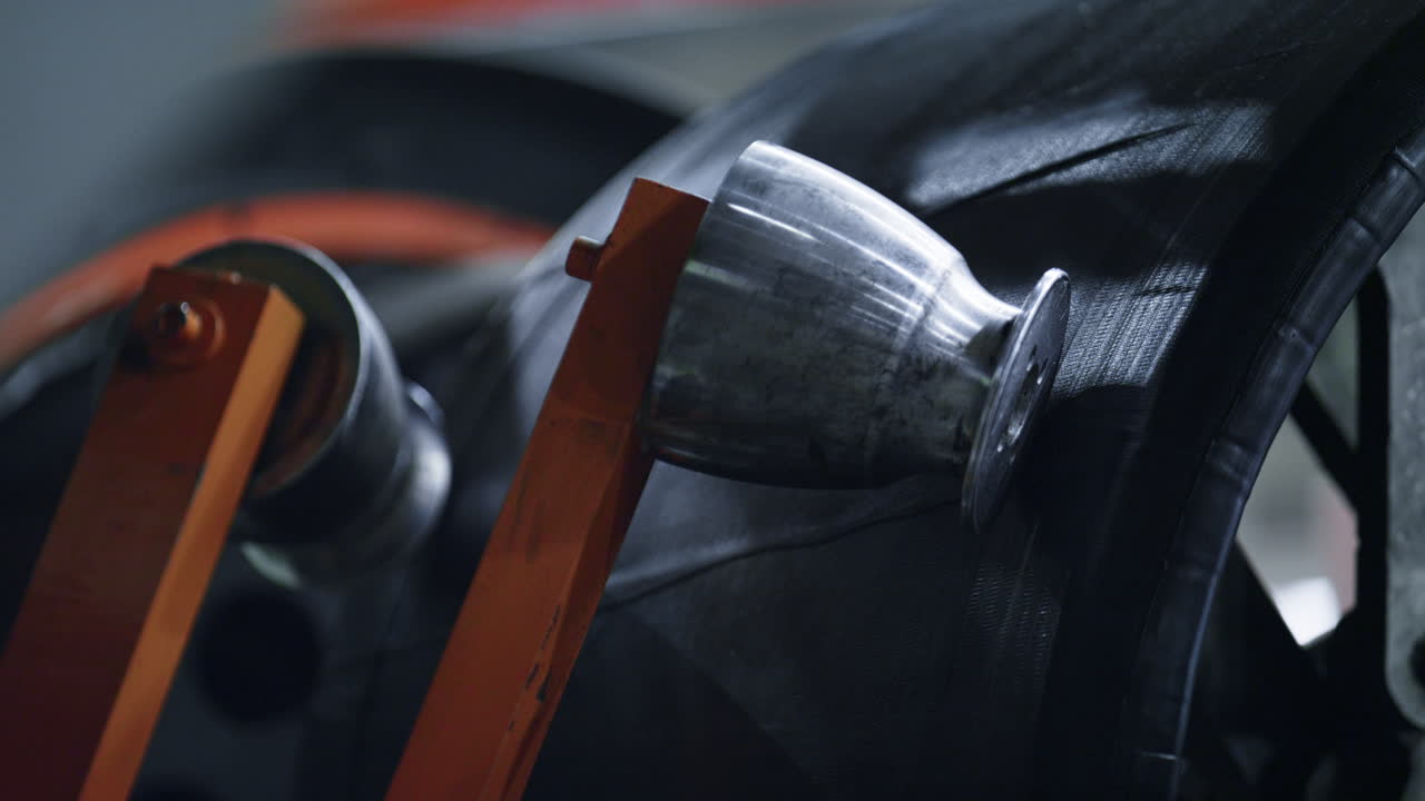 подробный механизм производства шинного завода, работающий с резиновой лентой на заводе