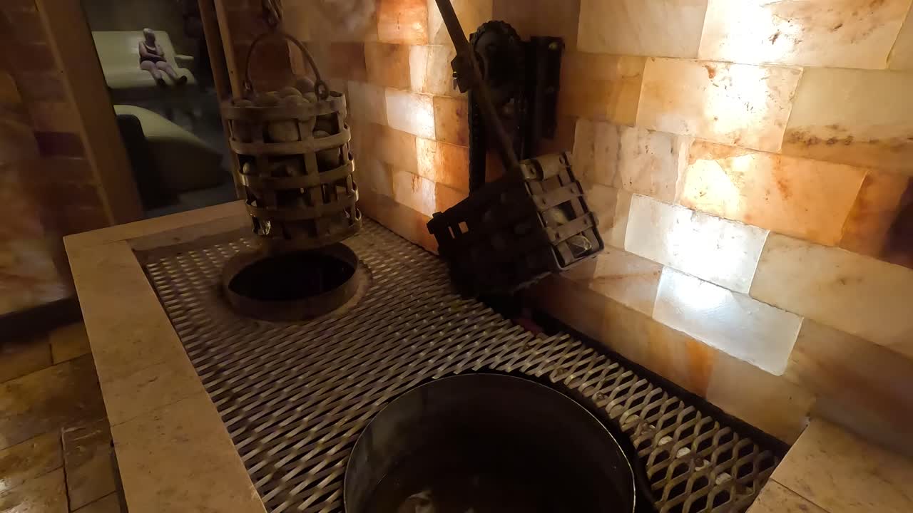 스파에서 소금 블록 벽과 함께 소금 방 내부