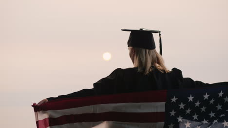 Junggeselle-In-Mantel-Und-Mütze-Mit-Amerikanischer-Flagge-Auf-Den-Schultern