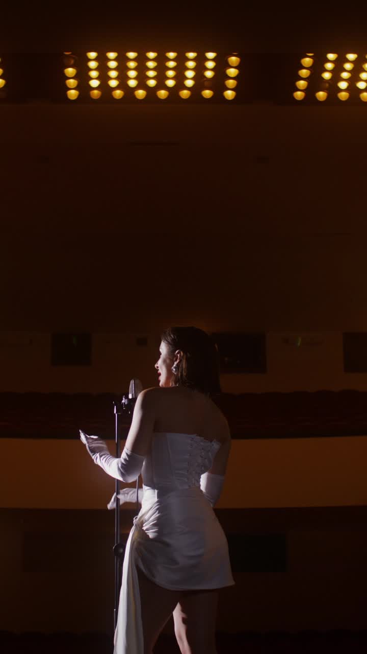 cantante de época en el escenario