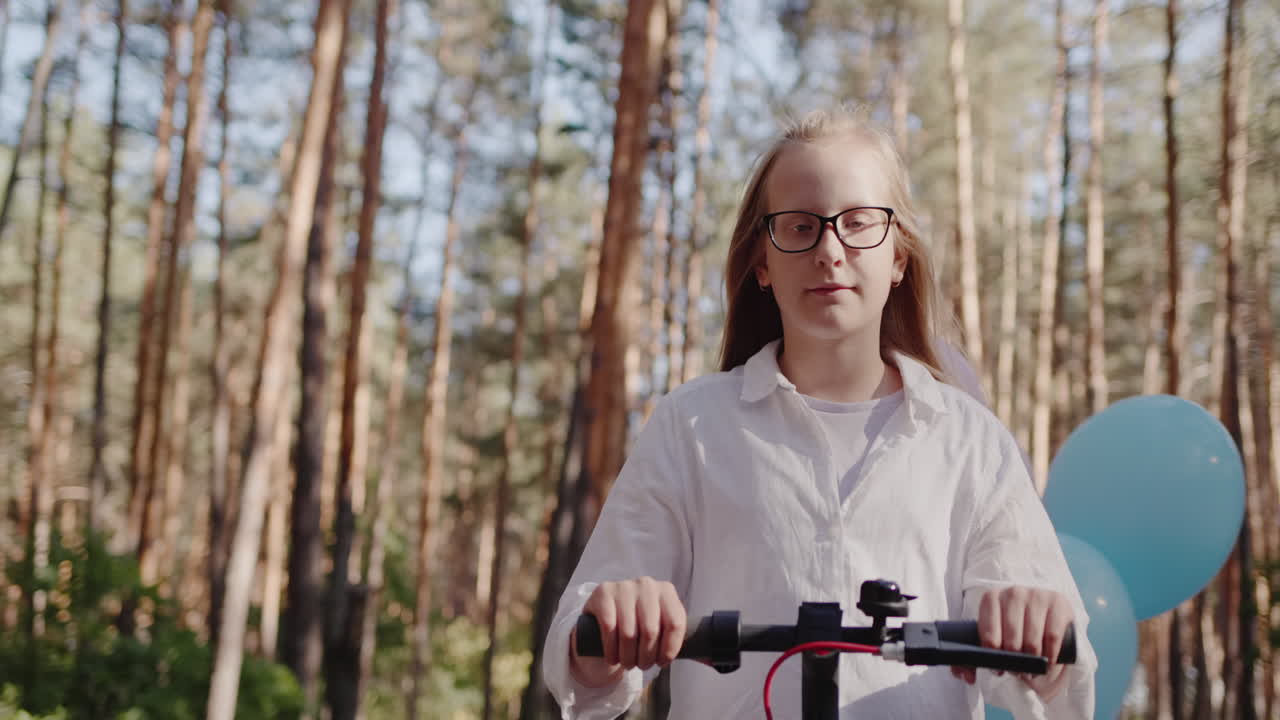 un niño monta una moto entre árboles altos 2