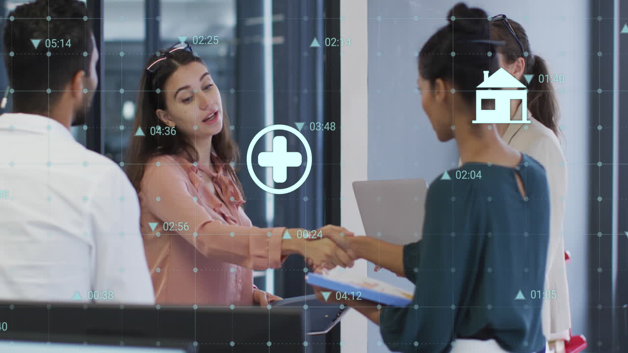 animación de números cambiantes e íconos múltiples sobre diversos compañeros de trabajo discutiendo y estrechando la mano