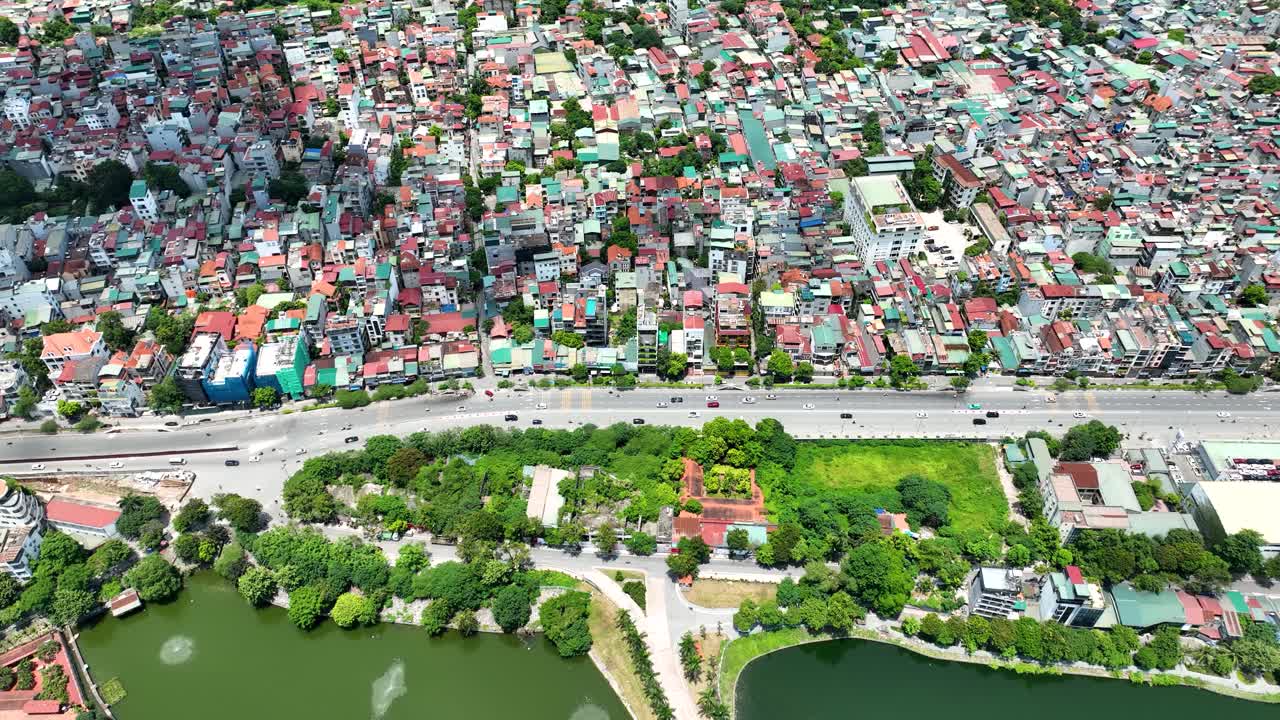 베트남의 하노이를 가로지르는 주요 거리의 상단에서 아래로 내려오는 영화적인 항공 영상 7월  ⁇ 은 날 4k로 mavic 3 클래식으로 촬영되었습니다.