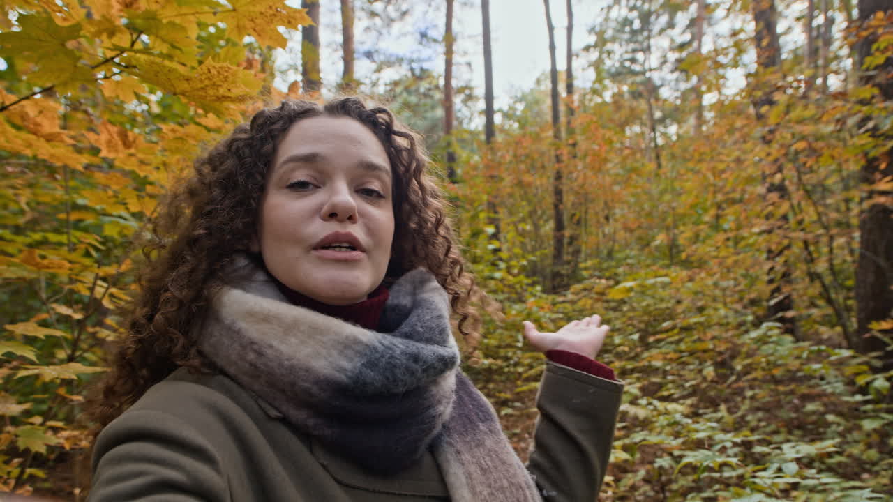 가을의 숲에 있는 여자