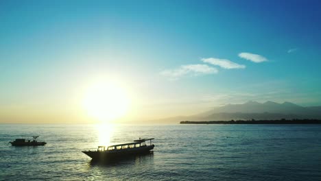 Tiefblaues-Meer-Mit-Boot-Bei-Sonnenuntergang-In-Malaysia,-Tropische-Insel-Im-Hintergrund