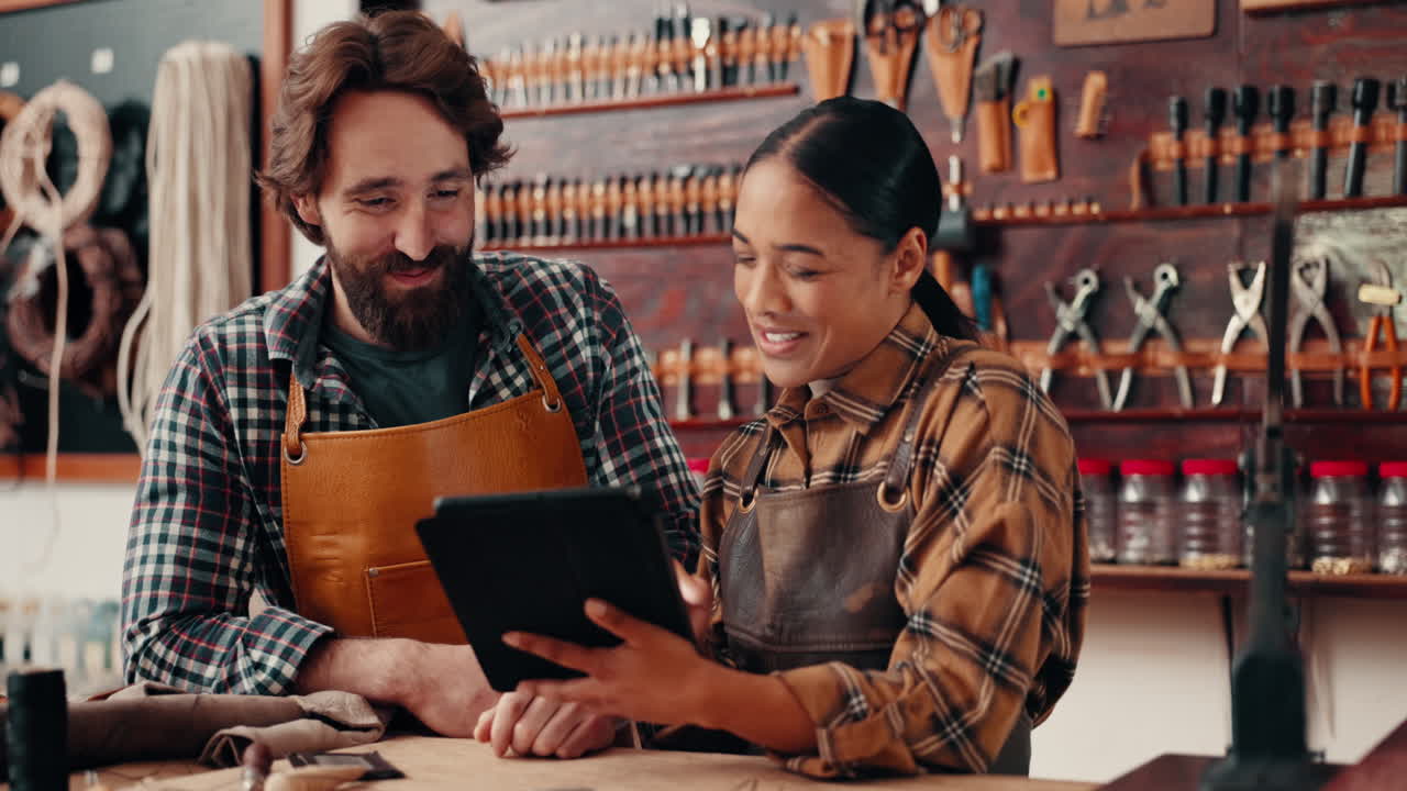taller de cuero, hombre y mujer con tableta