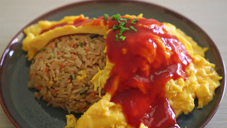 arroz frito aromatizado en una envoltura de tortilla o omurice al estilo japonés - estilo de comida asiática