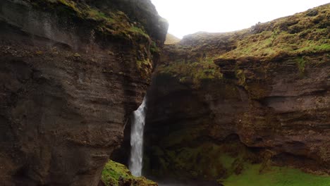 imágenes de drones de 4k de una hermosa cascada islandesa