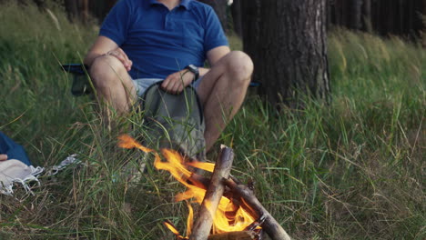 gente haciendo un fuego en el bosque