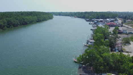 vista aérea de drones del río bagan lalang por la mañana, sepang, malasia