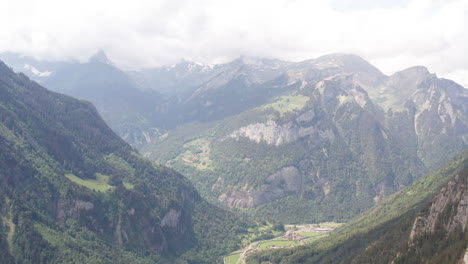 Kippen-Sie-Zu-Den-Wolken-über-Einem-Großen-Berg