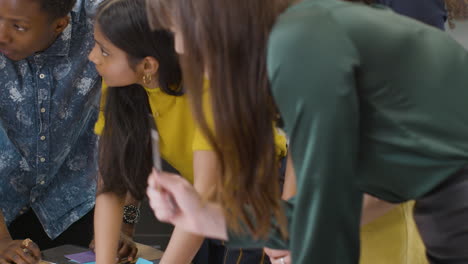 colegas de negocios haciendo una lluvia de ideas juntos en la oficina