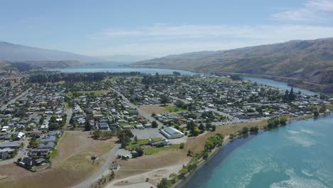 Drone-Aéreo-A-La-Deriva-A-Través-De-Cromwell-Junto-Al-Lago-En-El-Centro-De-Otago