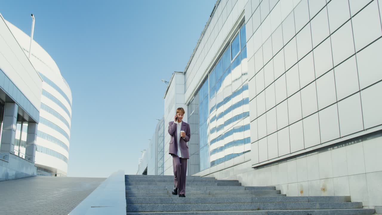 una mujer de negocios subiendo las escaleras.