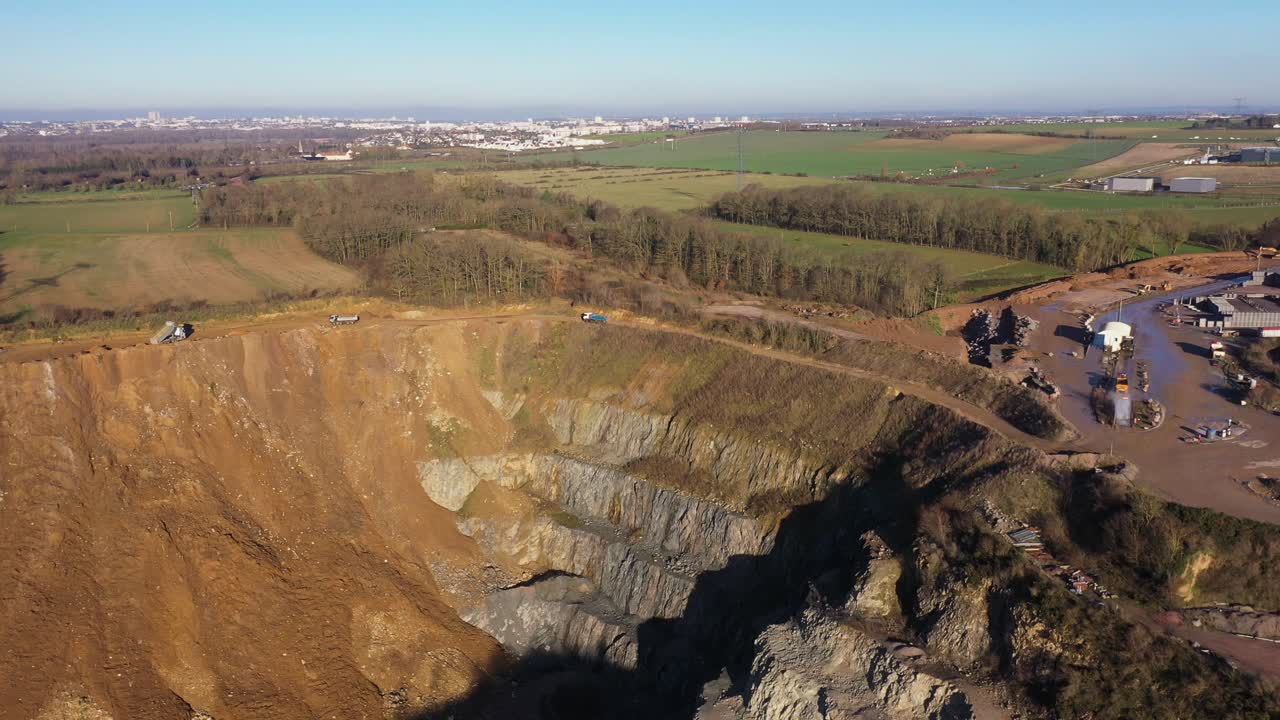 carga de arena en una cantera de piedra en normandía