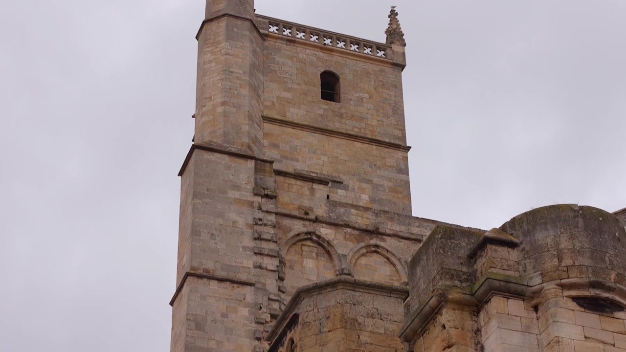 Architettura gotica della Cattedrale di Narbonne, torre della chiesa con texture di muro in pietra, Francia.