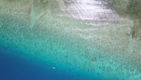 Sonnenreflexion-Wie-Kristalle-Im-Türkisfarbenen-Wasser,-Fischerboote-Am-Strand,-Sanfte-Luftaufnahme,-Flug-Aus-Der-Vogelperspektive,-Drohnenaufnahmen-Von-Gili-Air-Lombok-Im-Sommer-2017,-Ansicht-Von-Oben-Von-Philipp-Marnitz