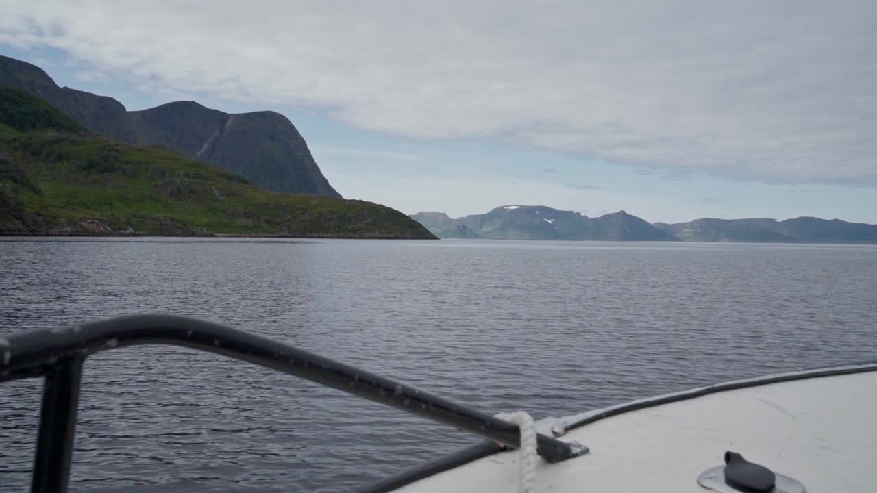 멀리 산과 노르웨이의 하늘 위로 구름과 함께 졸졸 흐르는 바다를 항해