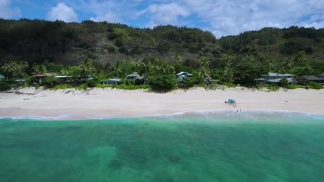 Tropical-beach-of-North-shore-in-Oahu,-Hawaii,-panning-aerial-view