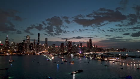 Panorama-Drohnenaufnahme-Von-Booten-An-Der-Uferpromenade,-Atemberaubender-Abend-In-Chicago