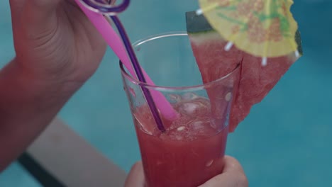 Pequeños-Trozos-De-Hielo-Flotan-En-Un-Vaso-Alto-Con-Bebida-Rosa